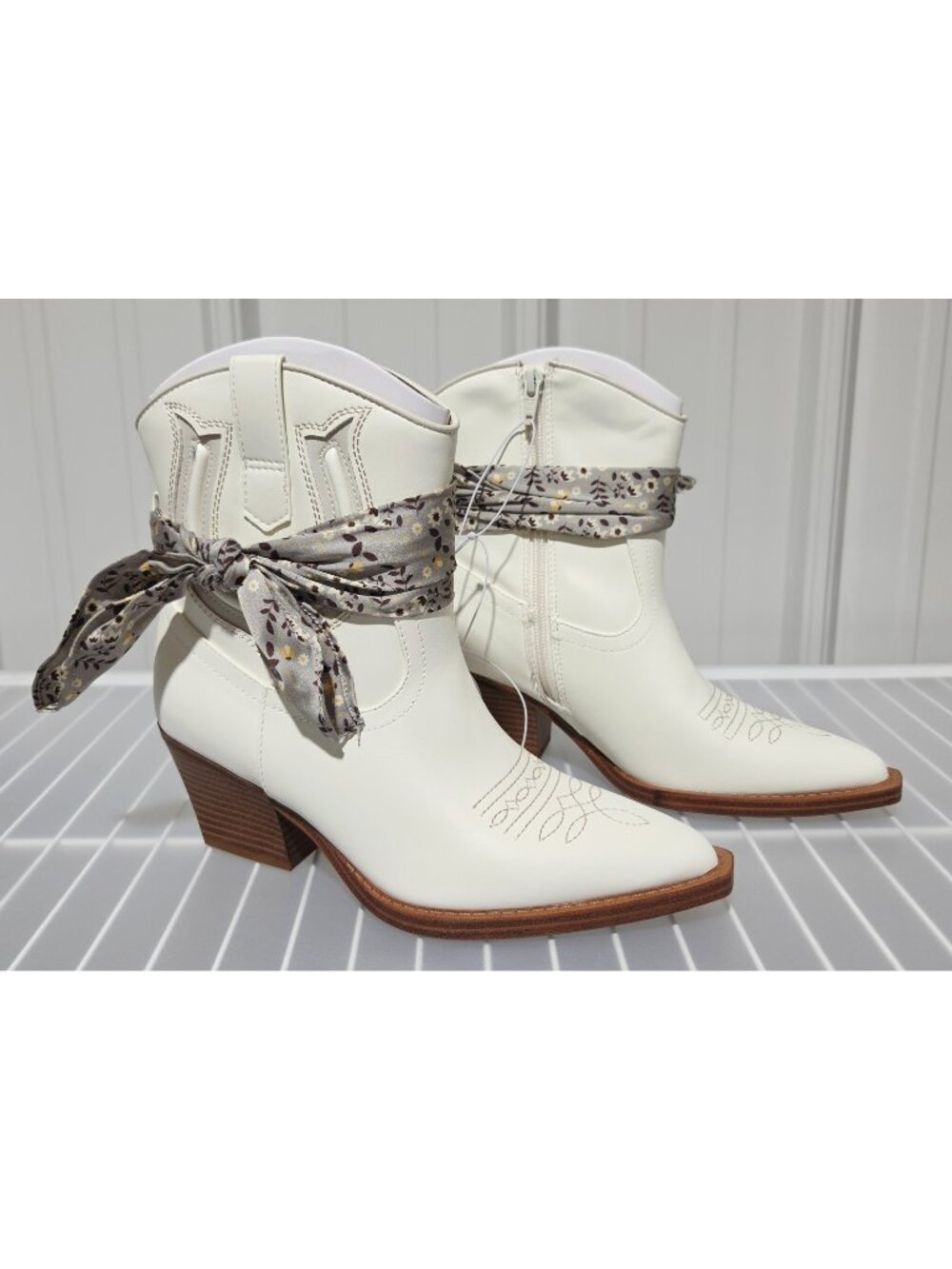 Universal Thread Frannie Cream Faux Leather Western Ankle Boots -- Size 5.5